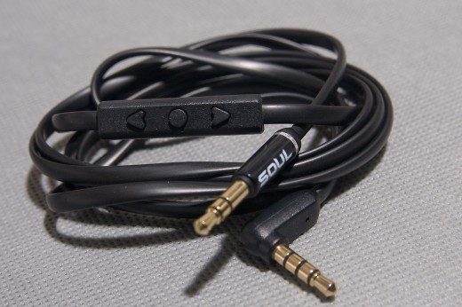 soul-by-ludacris-sl300-cable-iphone