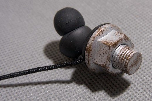quarkies-stunning-design-perfect-earphone-rusty-bolt-closeup