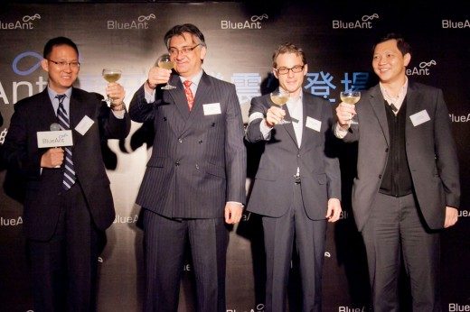 BlueAnt 執行總裁 Mr. Geoff Wanless（左二），BlueAnt 亞太區業務總監甄偉良先生（左一），BlueAnt 香港區總代理 Brightstar 總經理 Mr Johannes（右二）及大中華區銷售總監高偉明先生（右一）一起祝賀 BlueAnt 品牌及產品在香港及亞太區通訊市場上推至另一高峰。