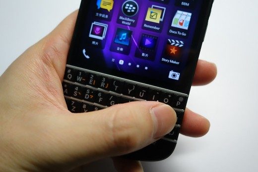 blackberry-q10-nfc-one-hand