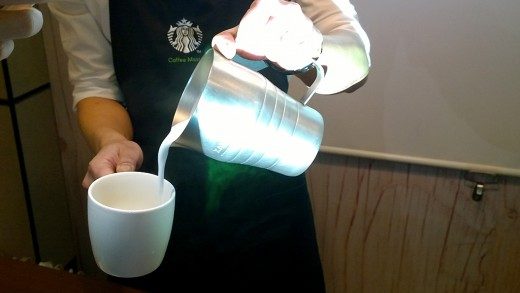 這就是星巴克咖啡的另一精華 - 新鮮蒸煮的牛奶